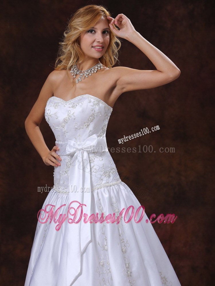 Pretty Embroidery Bowknot White Wedding Dress with Ruffles Court Train