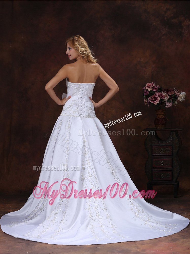 Pretty Embroidery Bowknot White Wedding Dress with Ruffles Court Train
