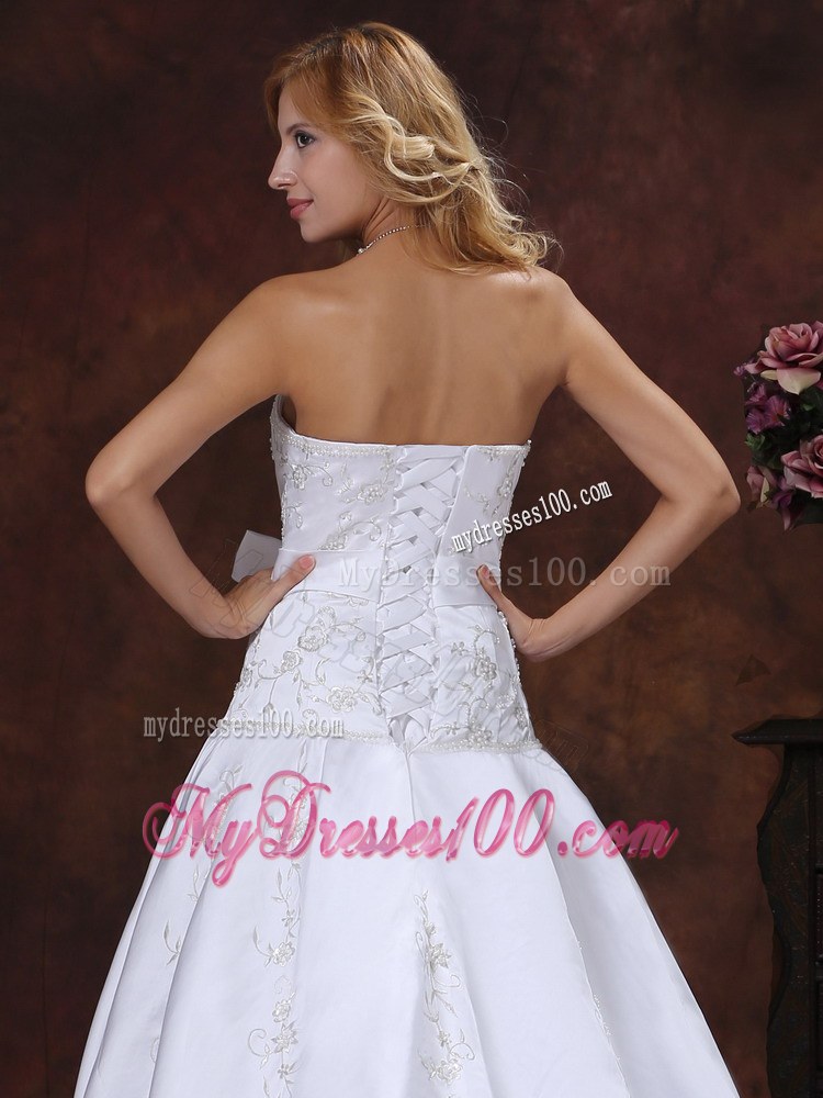 Pretty Embroidery Bowknot White Wedding Dress with Ruffles Court Train