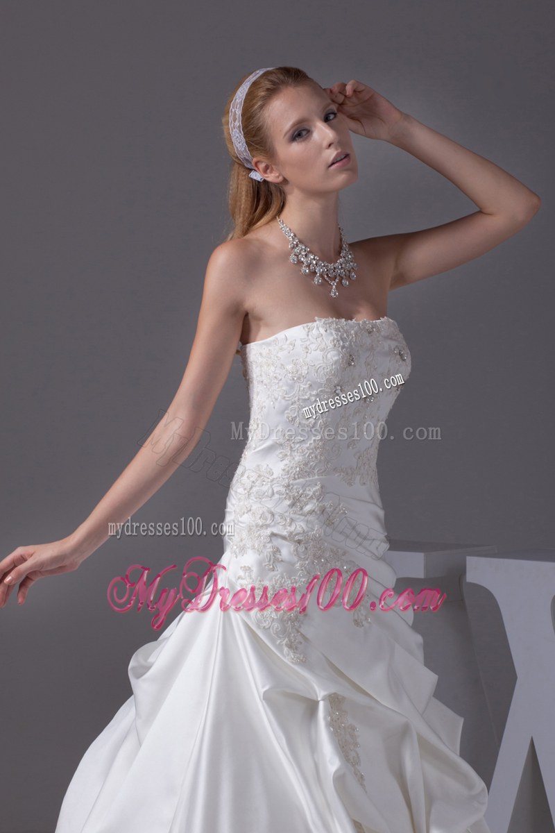 Appliques with Diamonds Decorated Wedding Bridal Gown with Court Train