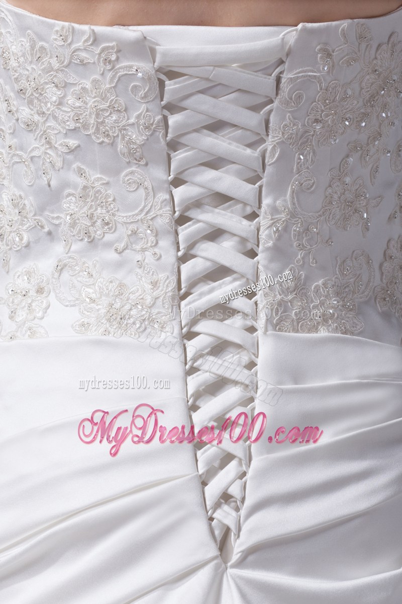 Appliques with Diamonds Decorated Wedding Bridal Gown with Court Train