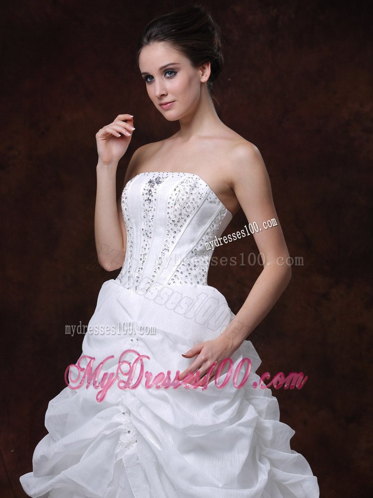 Beading Strapless Stylish Organza Customize Court Train Wedding Dress of Ruffles