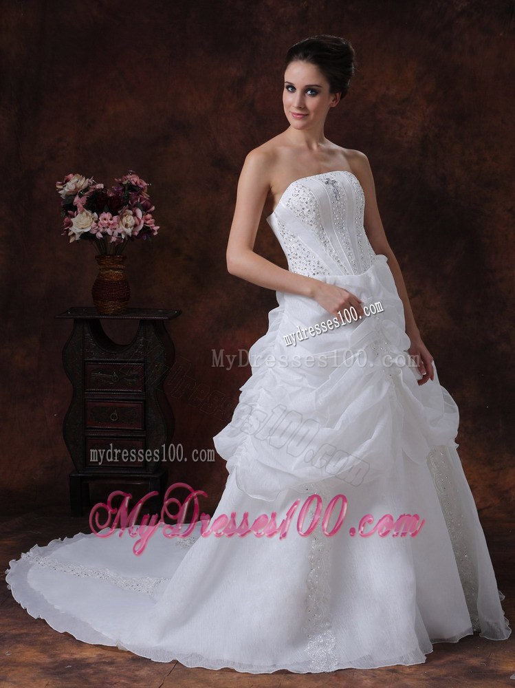 Beading Strapless Stylish Organza Customize Court Train Wedding Dress of Ruffles
