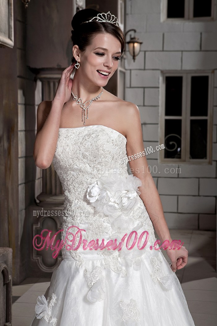 Small Handle Flowers Decorated Court Train Wedding Dress with Lace Hemline