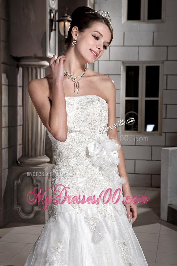 Small Handle Flowers Decorated Court Train Wedding Dress with Lace Hemline