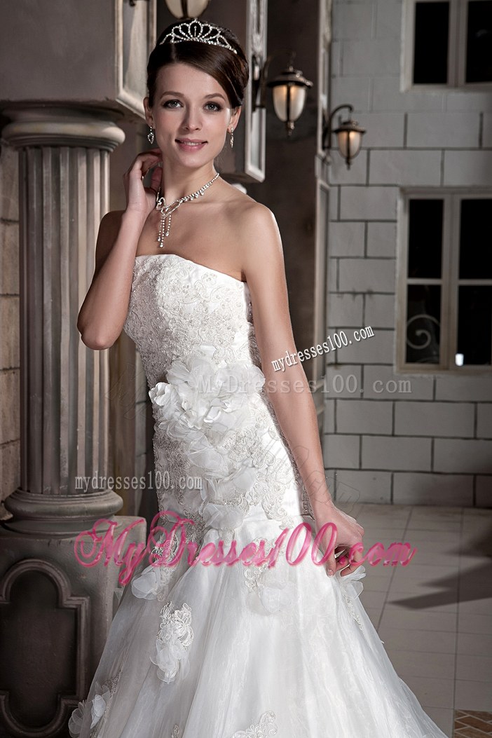 Small Handle Flowers Decorated Court Train Wedding Dress with Lace Hemline