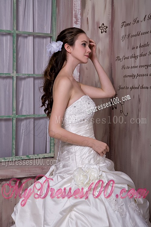Beading Ruching and Handle Flowers Wedding Gowns with Lace Edge