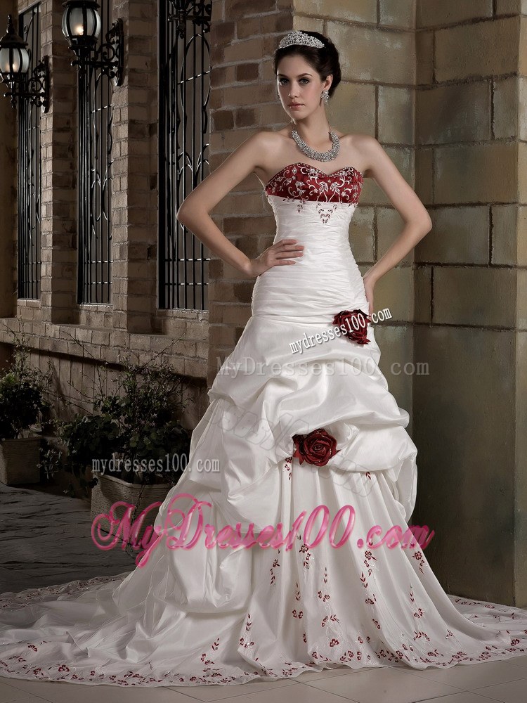 Pick-ups Cream Colored Bridal Dress with Handmade Flowers Appliques