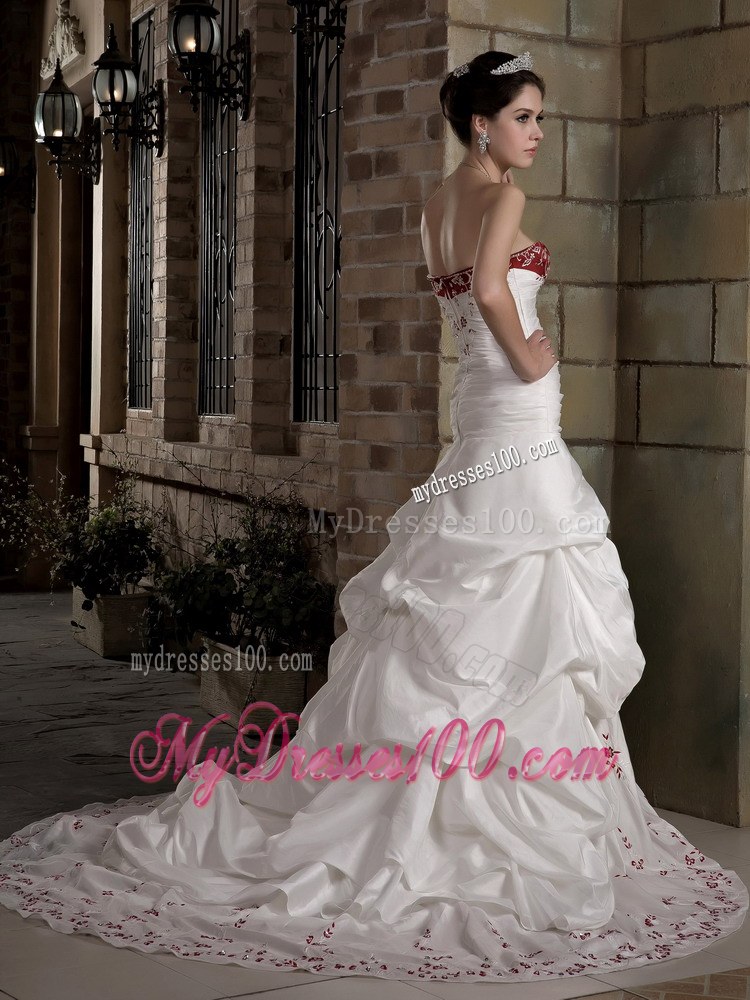 Pick-ups Cream Colored Bridal Dress with Handmade Flowers Appliques