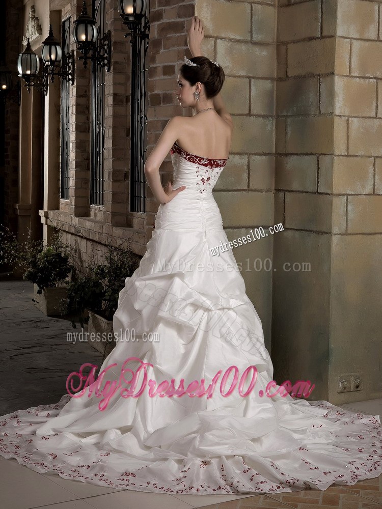 Pick-ups Cream Colored Bridal Dress with Handmade Flowers Appliques