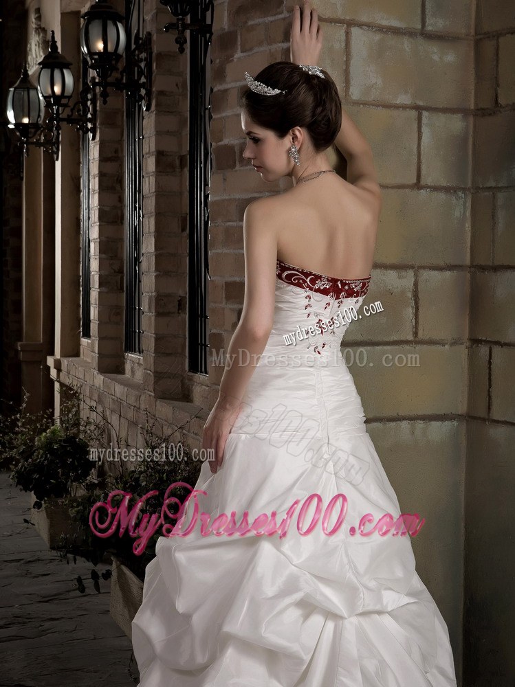 Pick-ups Cream Colored Bridal Dress with Handmade Flowers Appliques