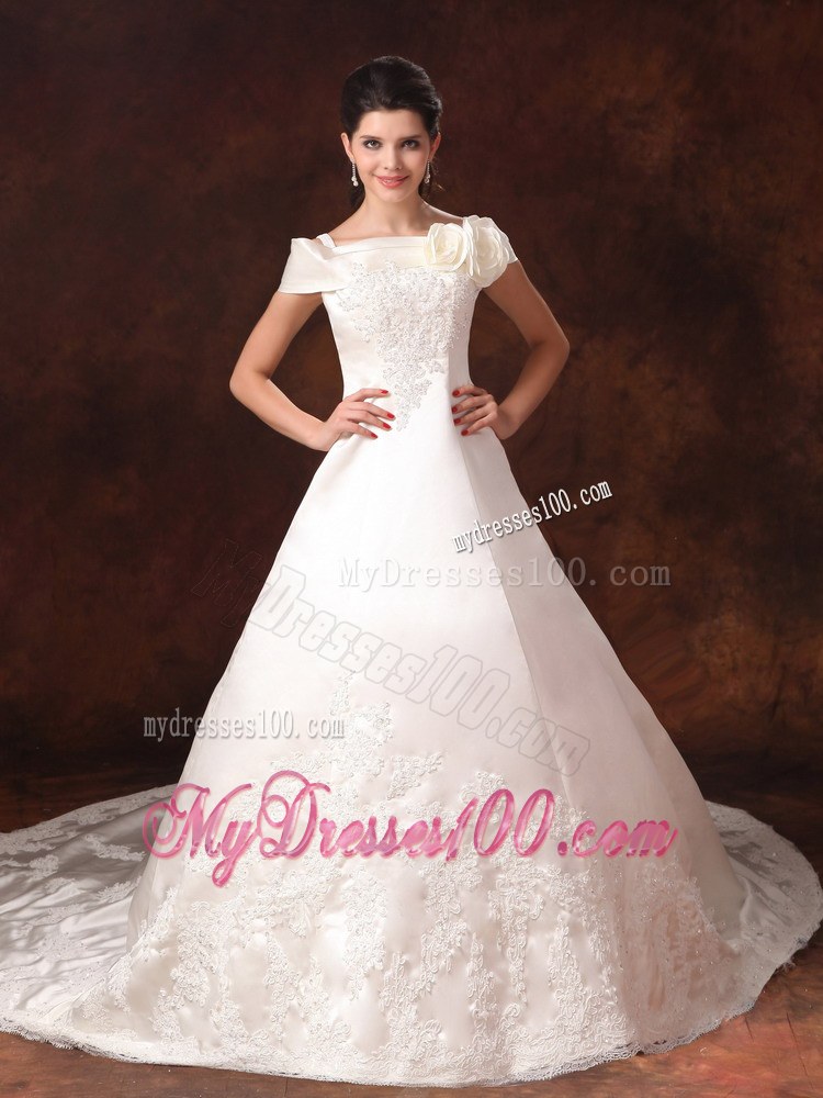 Off The Shoulder Appliques Decorate Wedding Dress with Cap Sleeves in Ivory