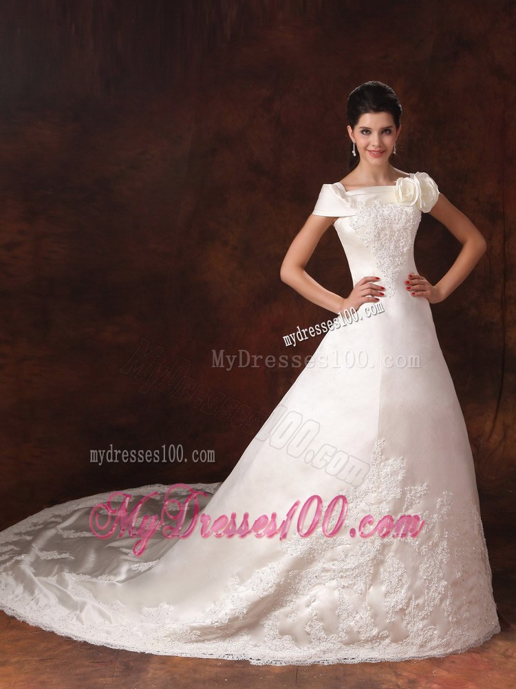 Off The Shoulder Appliques Decorate Wedding Dress with Cap Sleeves in Ivory