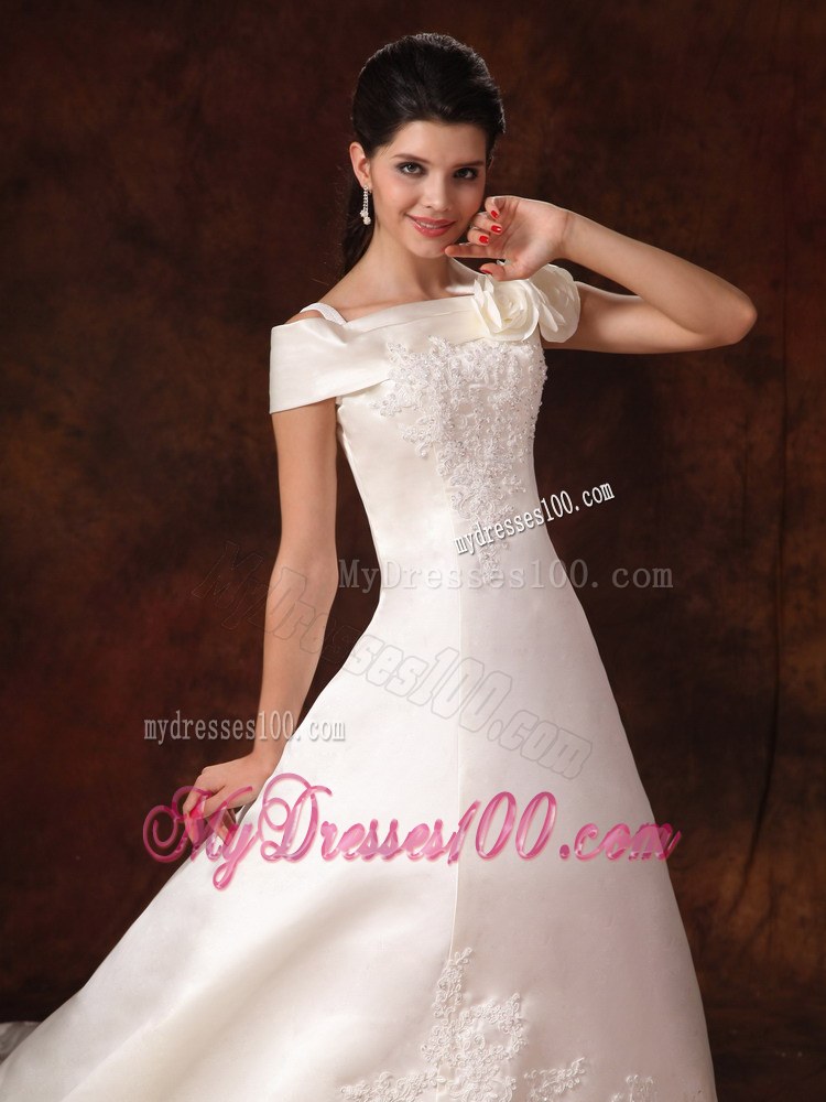 Off The Shoulder Appliques Decorate Wedding Dress with Cap Sleeves in Ivory