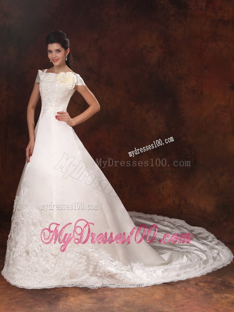 Off The Shoulder Appliques Decorate Wedding Dress with Cap Sleeves in Ivory