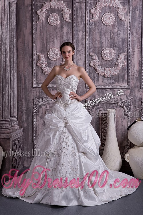 Pick-ups and Embroideries Decorated Wedding Bridal Gowns with Court Train
