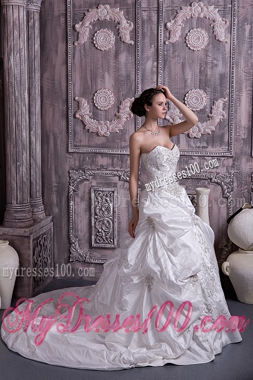 Pick-ups and Embroideries Decorated Wedding Bridal Gowns with Court Train
