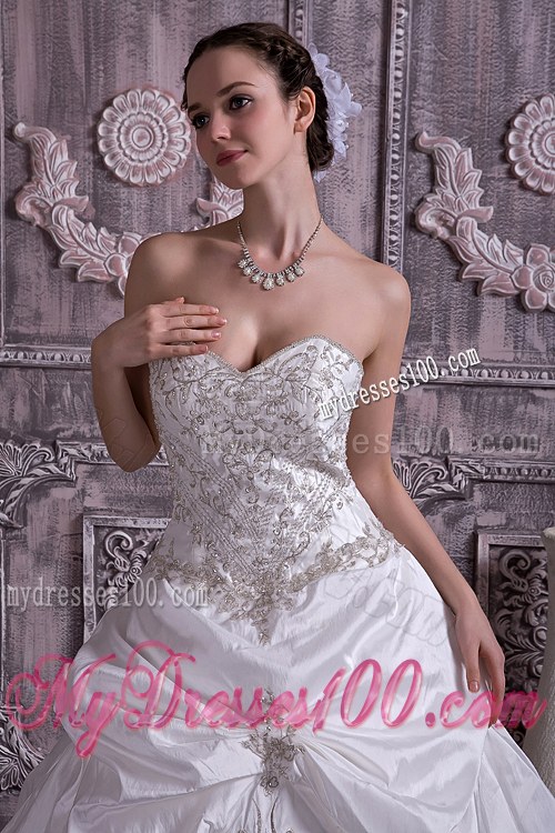 Pick-ups and Embroideries Decorated Wedding Bridal Gowns with Court Train