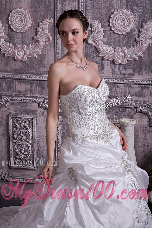 Pick-ups and Embroideries Decorated Wedding Bridal Gowns with Court Train