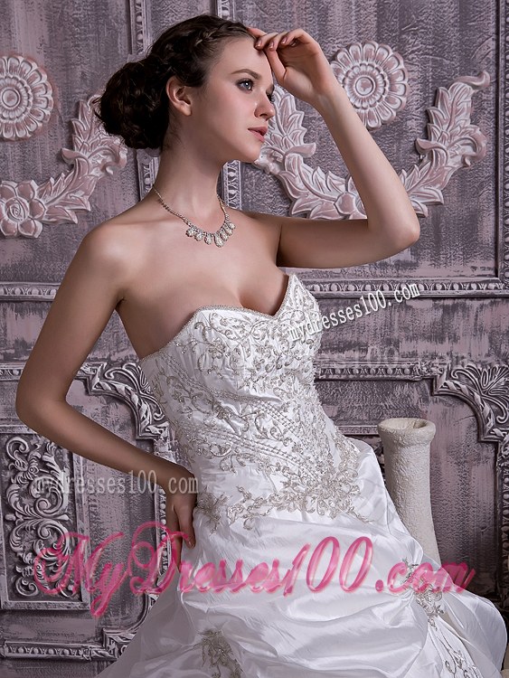 Pick-ups and Embroideries Decorated Wedding Bridal Gowns with Court Train