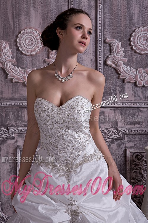 Pick-ups and Embroideries Decorated Wedding Bridal Gowns with Court Train