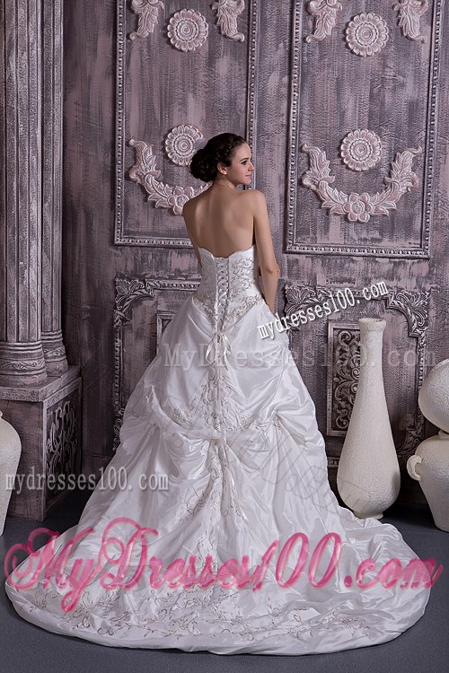 Pick-ups and Embroideries Decorated Wedding Bridal Gowns with Court Train
