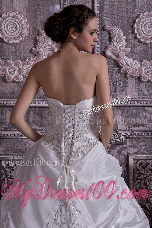 Pick-ups and Embroideries Decorated Wedding Bridal Gowns with Court Train