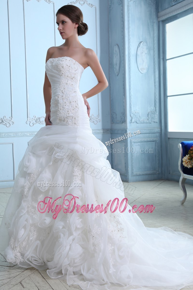Appliques Beadings and Ruching Decorated Wedding Gowns with Rolling Flowers