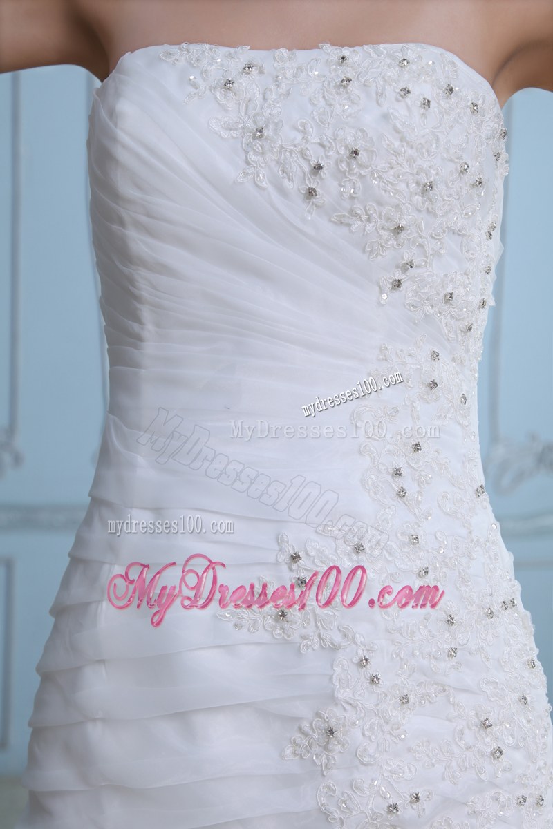 Appliques Beadings and Ruching Decorated Wedding Gowns with Rolling Flowers