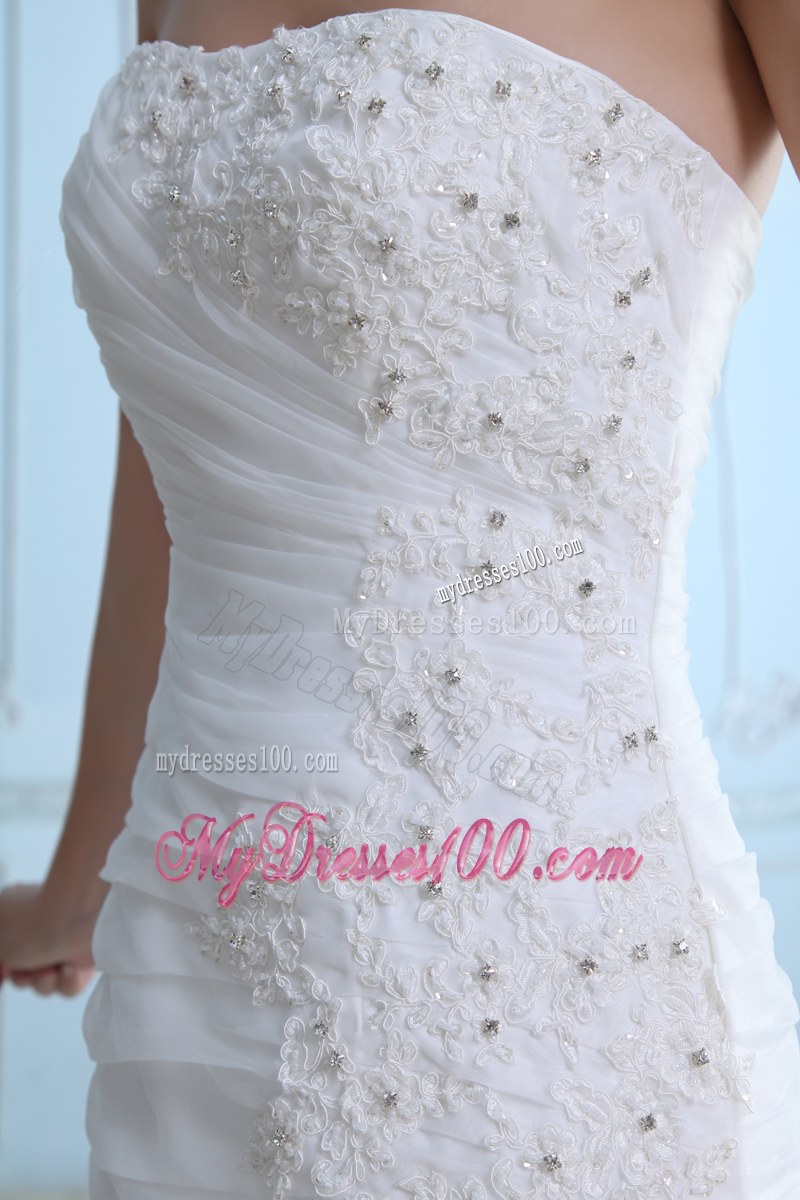 Appliques Beadings and Ruching Decorated Wedding Gowns with Rolling Flowers