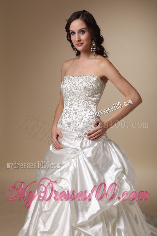 Strapless Chapel Train Pick-ups and Appliques Decorate Wedding Dresses
