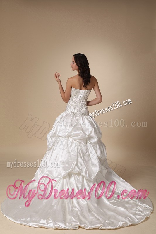 Strapless Chapel Train Pick-ups and Appliques Decorate Wedding Dresses