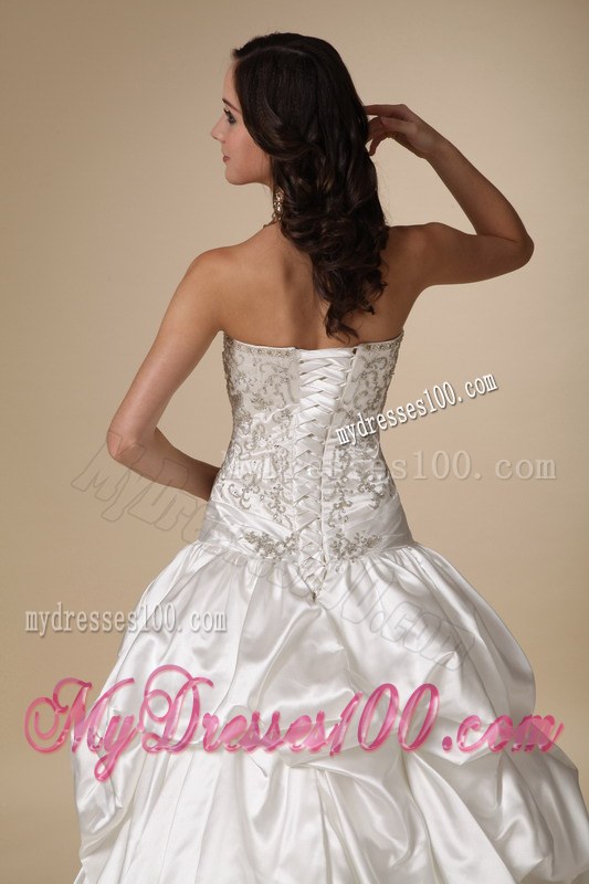 Strapless Chapel Train Pick-ups and Appliques Decorate Wedding Dresses