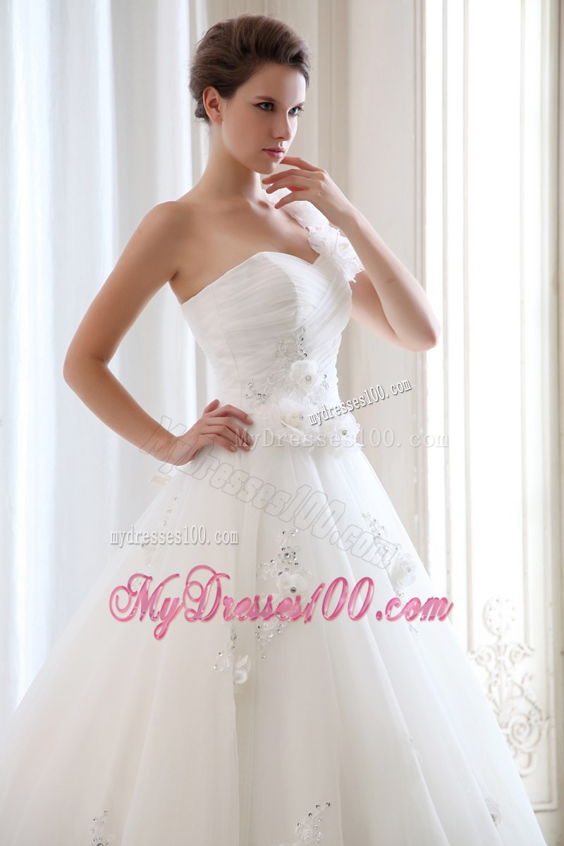 One Shoulder Handmade Flowers White Wedding Bridal Gown with Beading
