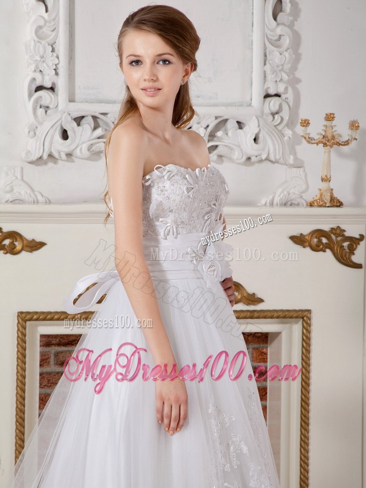 Sweetheart Court Train Appliques Decorated Lace Bridal Gown for Wedding