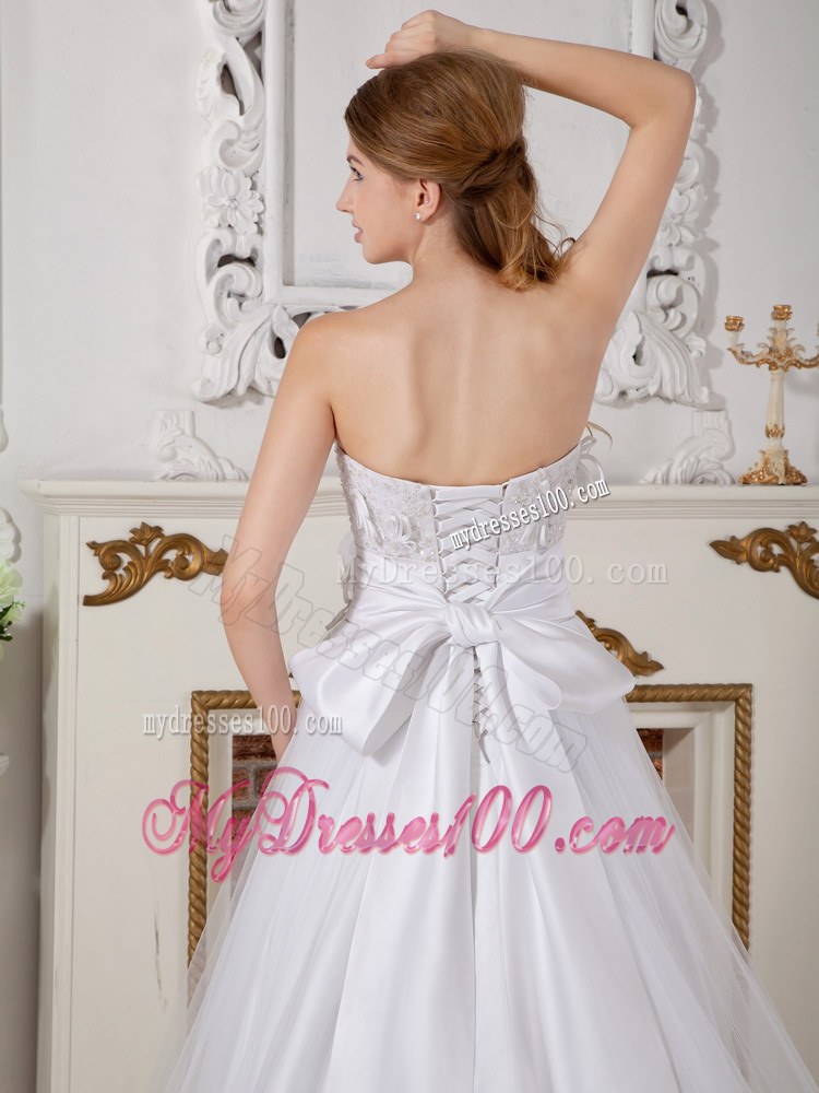 Sweetheart Court Train Appliques Decorated Lace Bridal Gown for Wedding