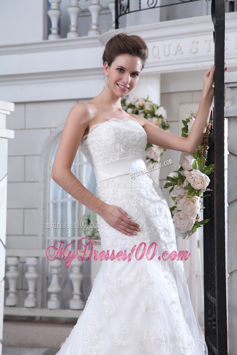Clasp Handle Sash Wedding Gowns with Lace Flowers and Brush Train