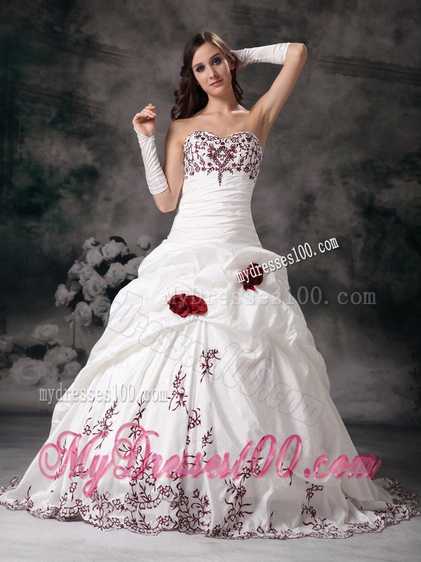 Beautiful White Pick-ups Wedding Dress with Handmade Flowers Embroidery