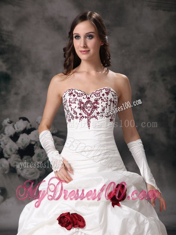 Beautiful White Pick-ups Wedding Dress with Handmade Flowers Embroidery