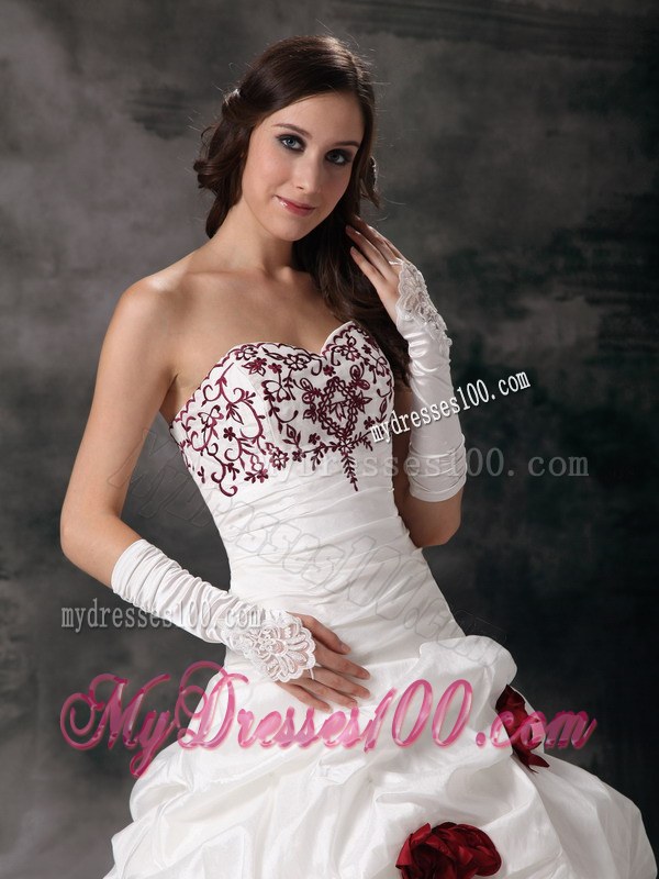 Beautiful White Pick-ups Wedding Dress with Handmade Flowers Embroidery