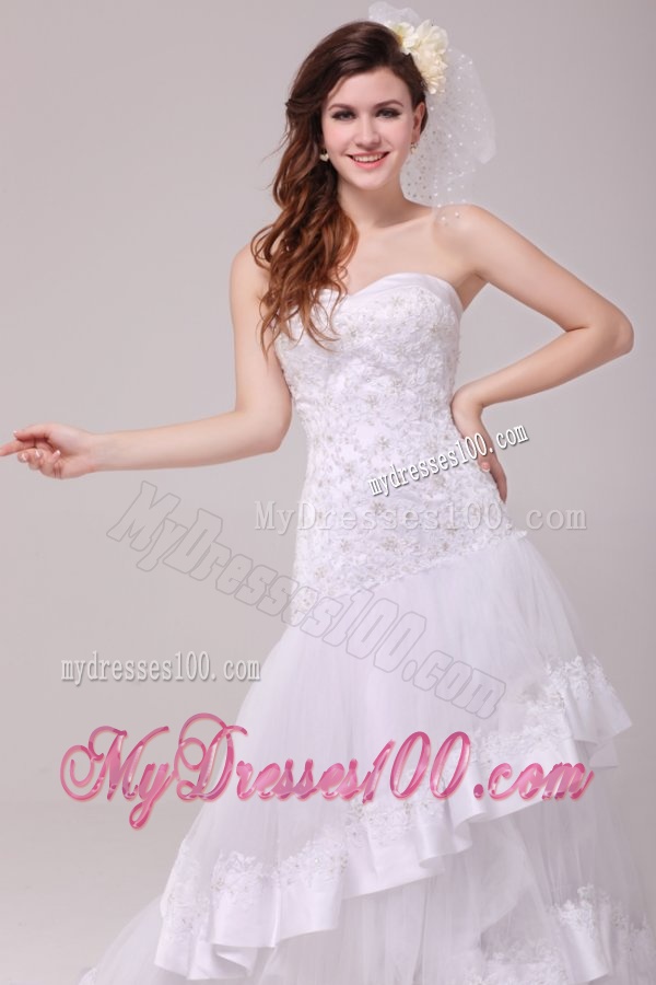 Fashionable A-line Sweetheart Appliques Decorate Wedding Dress