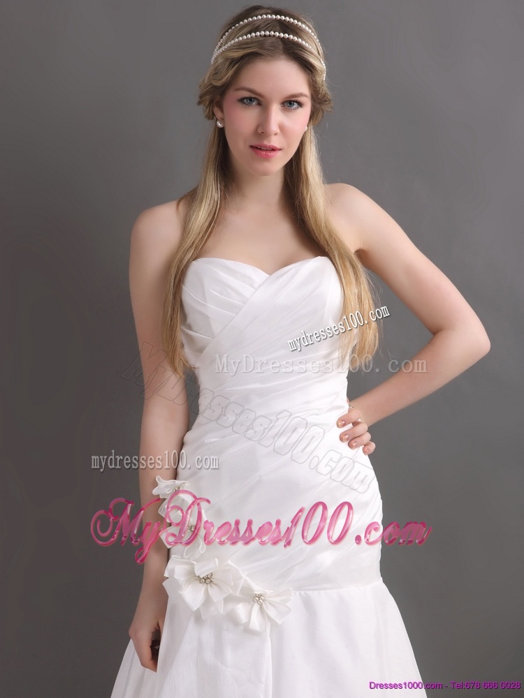 White Brush Train Sweetheart Ruching Wedding Dresses with Hand Made Flowers