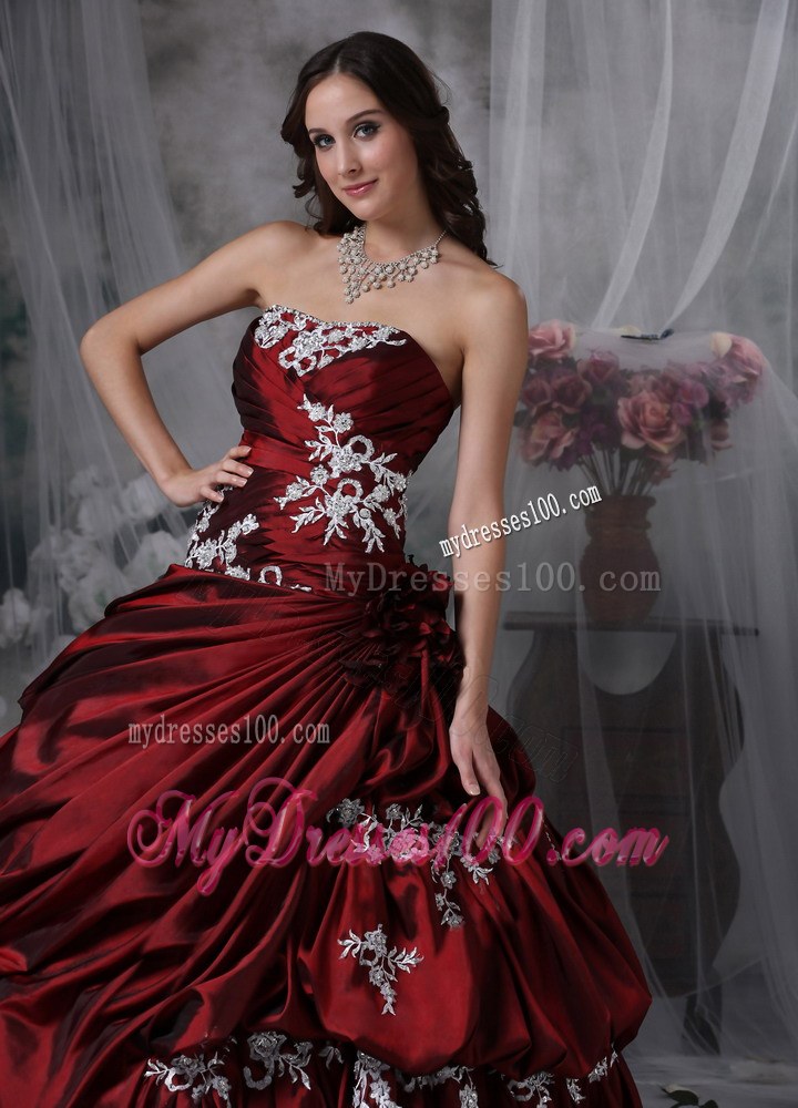 2013 Exquisite Burgundy Strapless Appliques Quinceanera Dress