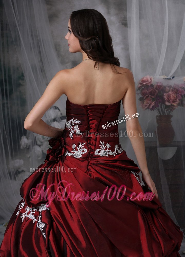 2013 Exquisite Burgundy Strapless Appliques Quinceanera Dress