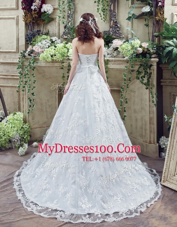 Fashionable Sweetheart Sleeveless Tulle Wedding Gowns Appliques and Bowknot Court Train Lace Up