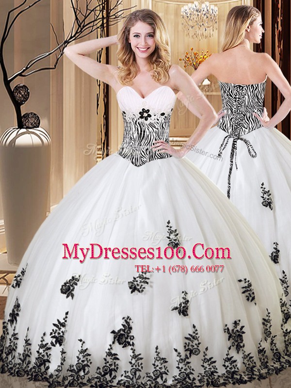 On Sale Sweetheart Sleeveless Tulle Quinceanera Gowns Appliques Lace Up