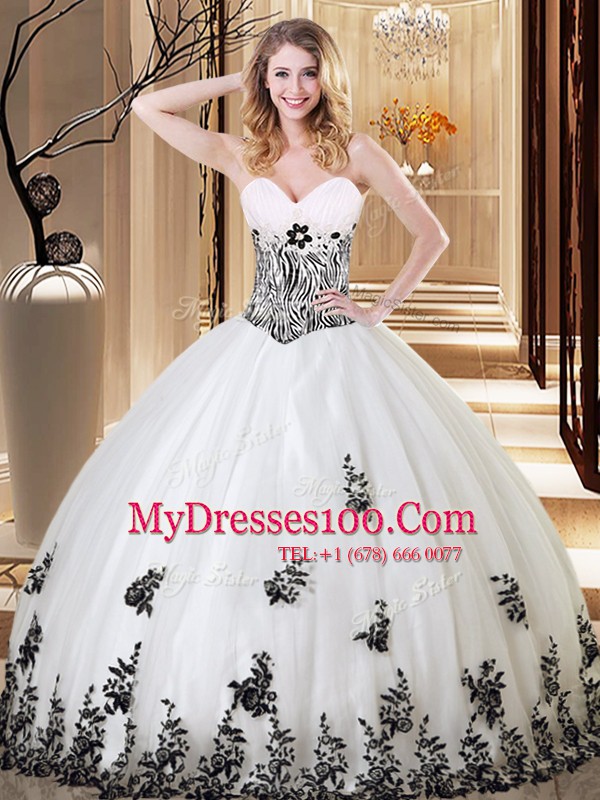 On Sale Sweetheart Sleeveless Tulle Quinceanera Gowns Appliques Lace Up