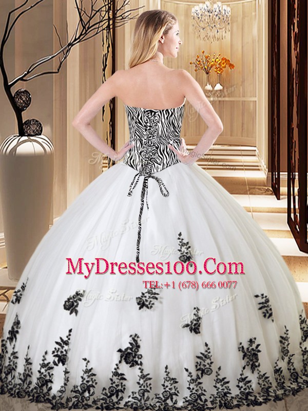 On Sale Sweetheart Sleeveless Tulle Quinceanera Gowns Appliques Lace Up